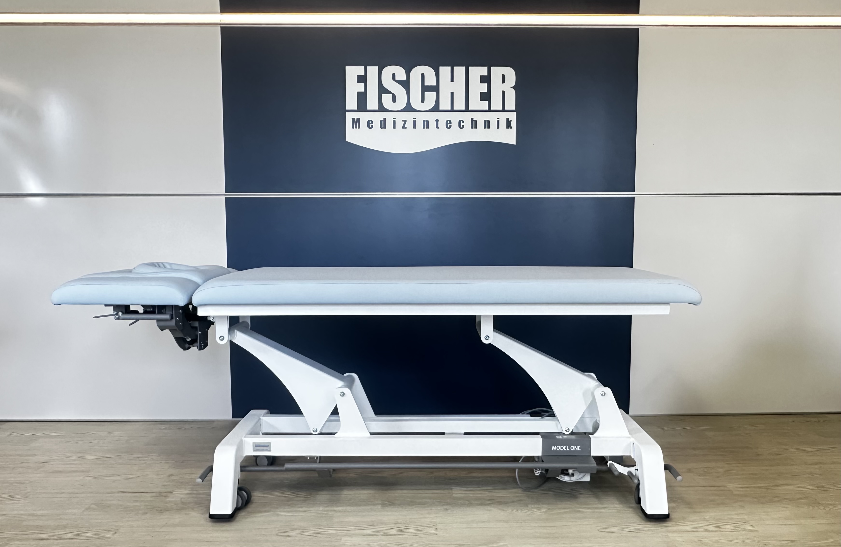 Therapieliege MODEL ONE – Classic elektrisch Toronto Ice Blue